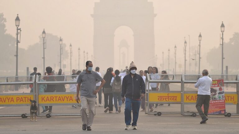 Delhi air pollution: AQI remains ‘severe’ for 4th day, thick smog blankets NCR | Latest News India