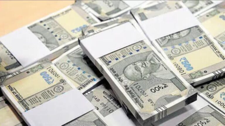 Taxpayers with annual income of over ₹1 crore rose 323% to 350,000 in 10 yrs | Latest News India